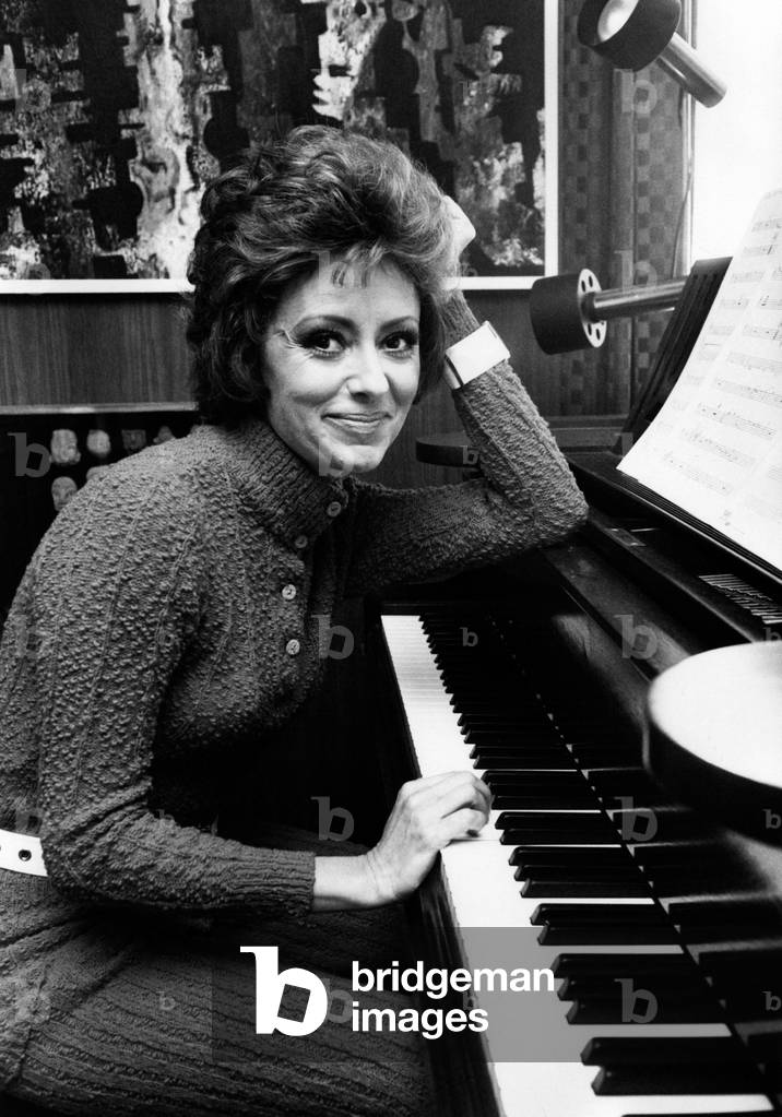 Caterina Valente in front of a piano
