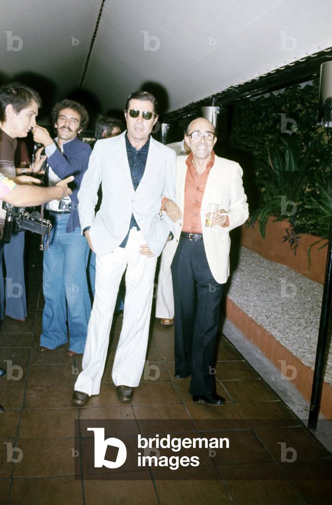 Marcello Mastroianni, Lello Bersani and Rino Barillari outside a club, Italy, 1975 (photo)