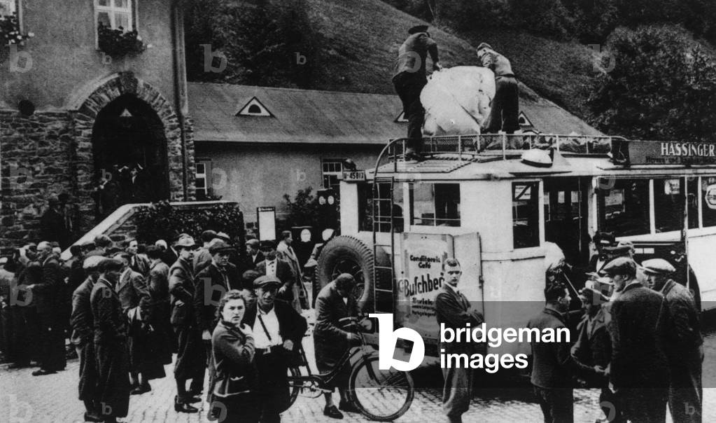 Czechoslovakian civilians leaving the Sudetenland