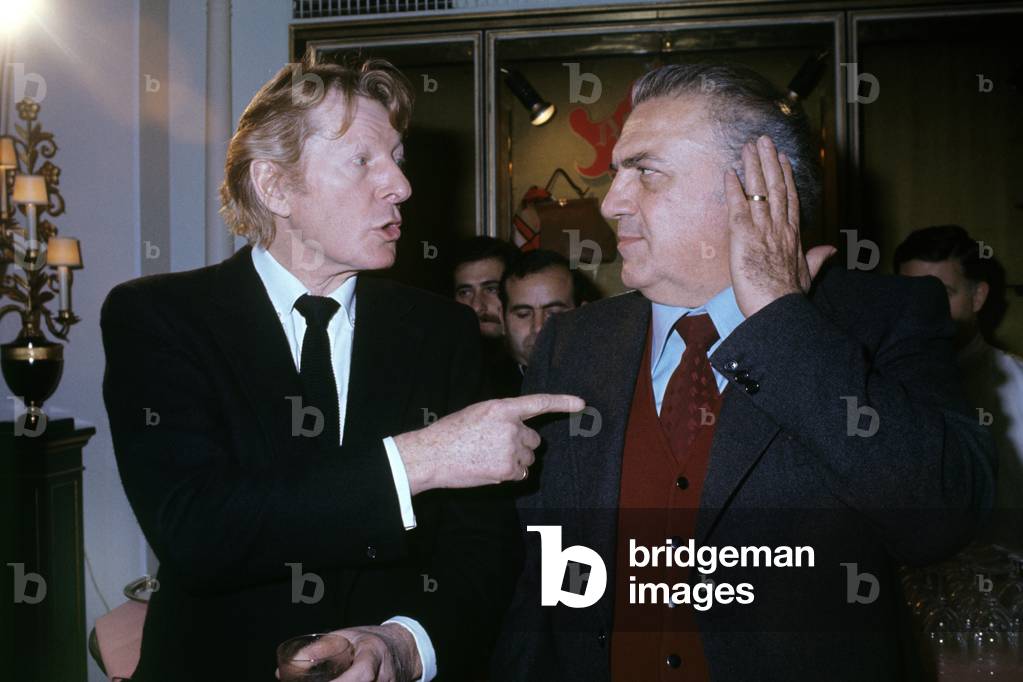 Federico Fellini and Danny Kaye talking, Italy, 1970 (photo)