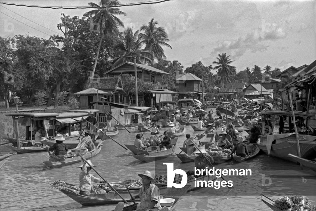 Pirogues full of fruits and greens sailing the river Chao Phraya, Bangkok, 1961 (b/w photo)