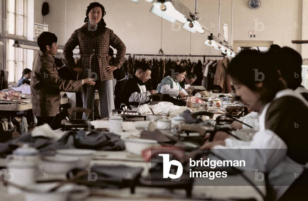 A Chinese tailor's atelier with workers doing their job, 1973 (photo)