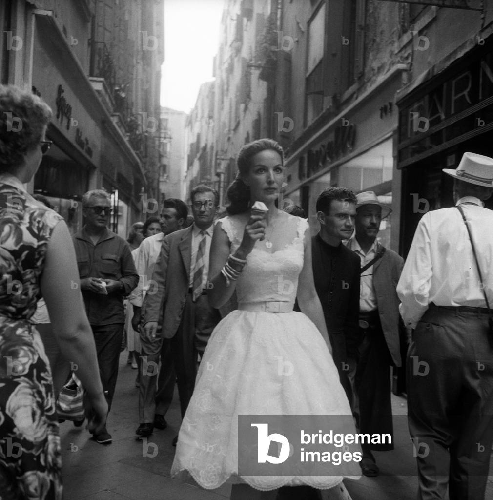 Maria Félix eating an ice cream on a street in Venice
