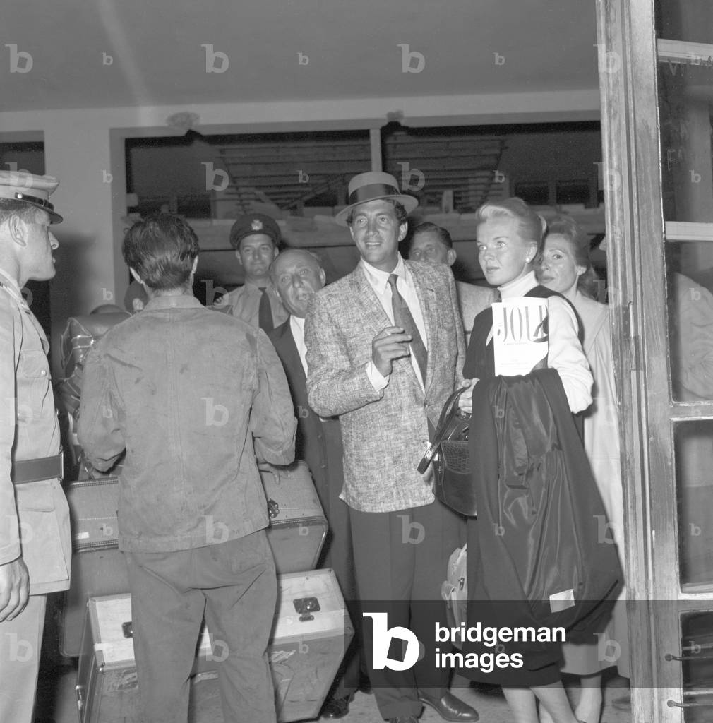 Dean Martin, Jeanne Biegger and Joe Paternak at the airport (b/w photo)