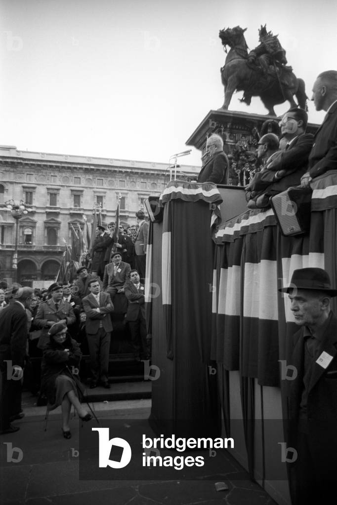 Luigi Longo on the stage at a meeting