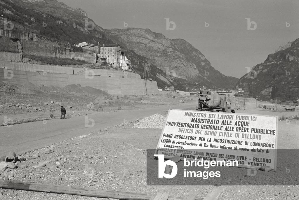 Reconstruction workers at Longarone, the city torn apart by the wave of Vajont, 1965 (b/w photo)