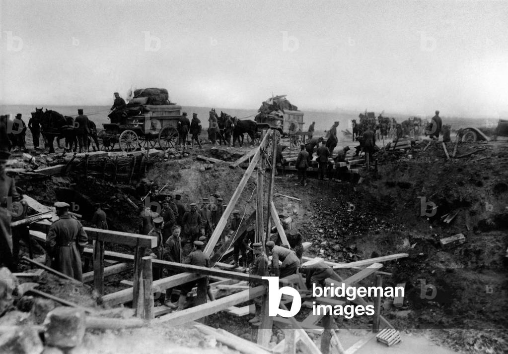 German soldiers building a scaffolding between Saint-Quentin and Ham