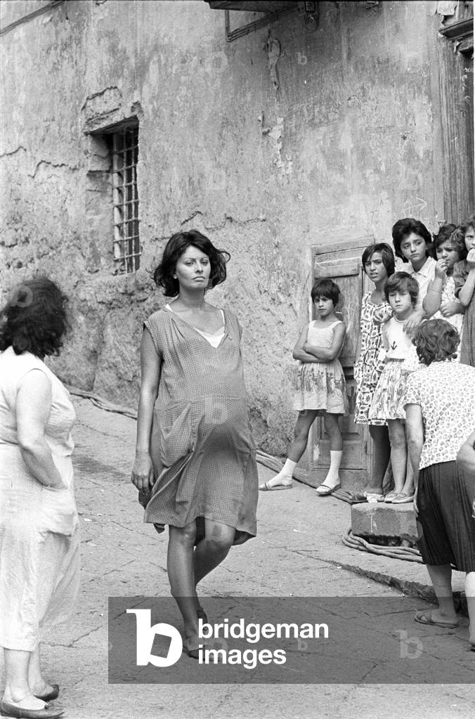Sophia Loren walking, 1963 (photo)