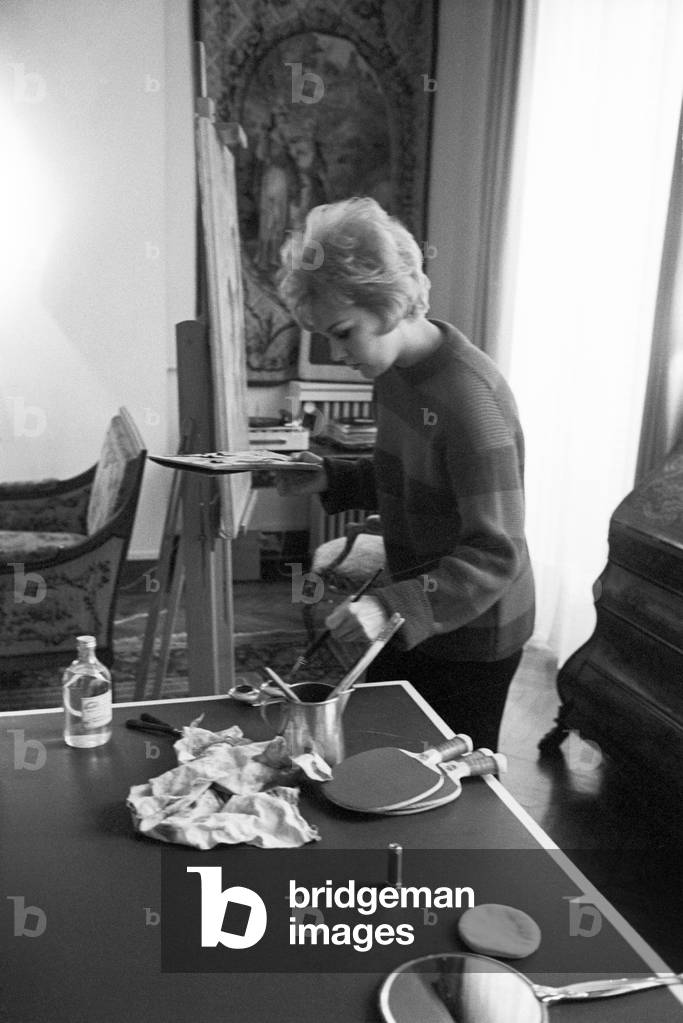Kim Novak painting, France, Paris, 1962 (b/w photo)