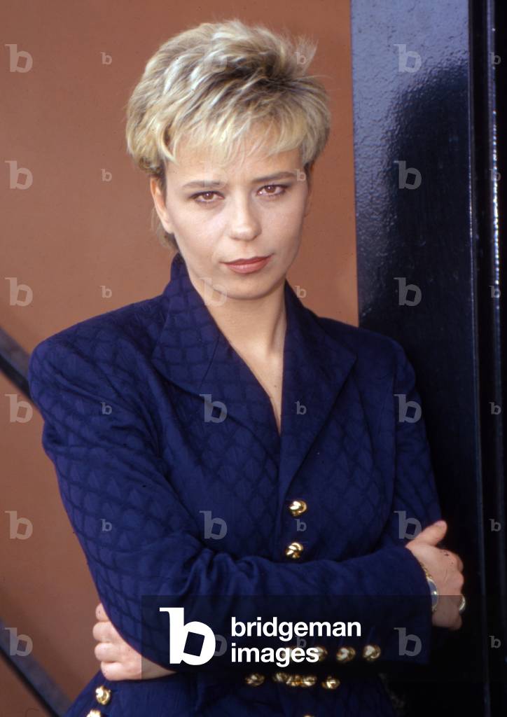 Maria De Filippi with crossed arms, 1990 (photo)