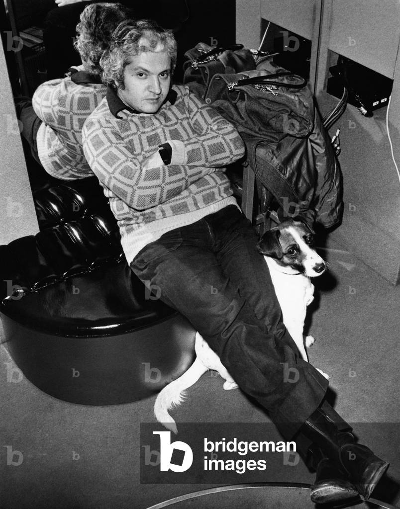Bruno Lauzi relaxing with his dog Gi
