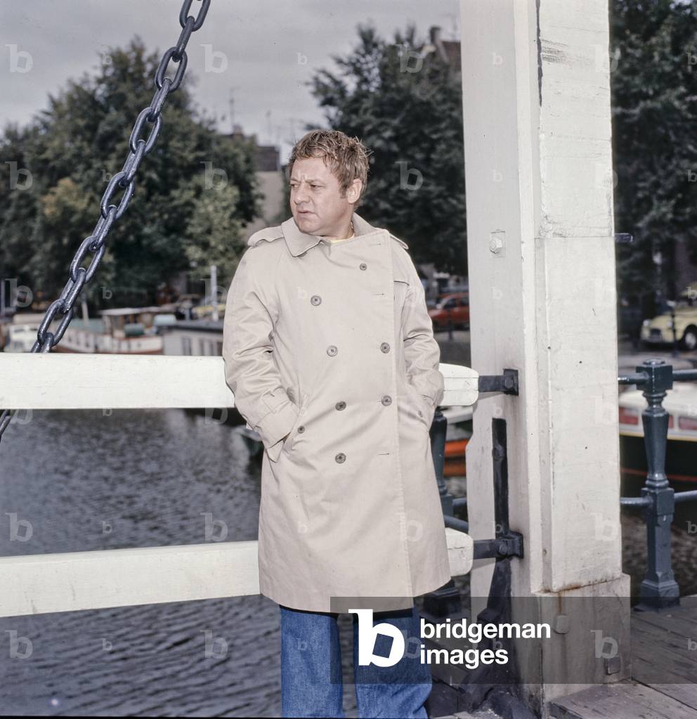 Paolo Villaggio keeping his hands in pockets on the set of the film Strange Occasion