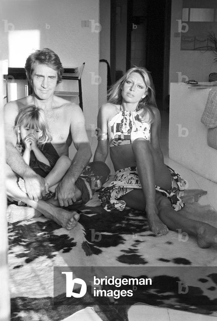 Walter Chiari in his villa with his son Simone and his wife Alida Chelli, Italy, 1970 (b/w photo)