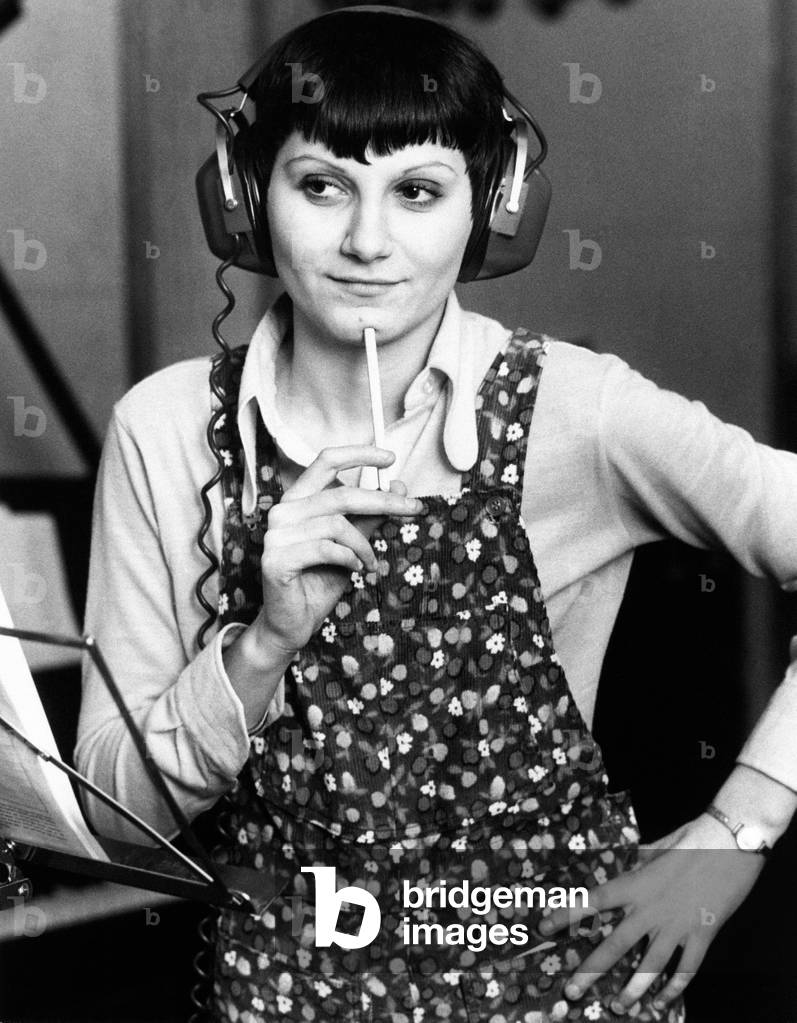 Gilda Giuliani with a pencil on her chin