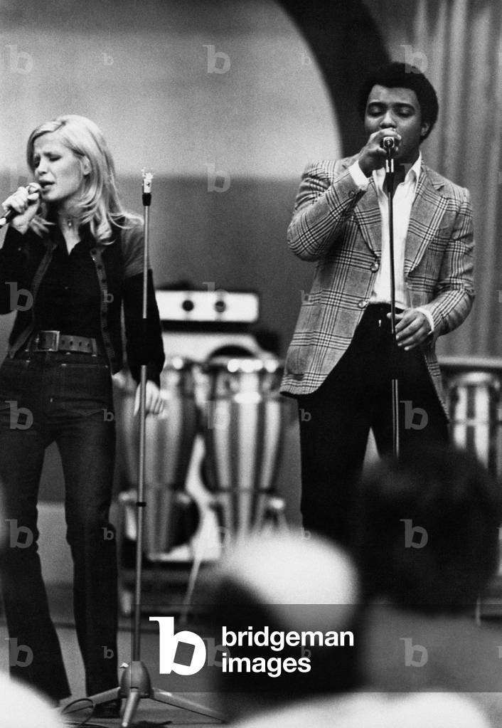 Wess and Dori Ghezzi singing