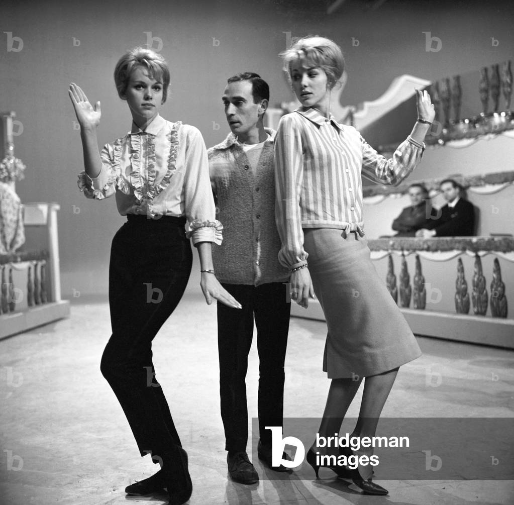The twin sisters and artistic duo Alice and Ellen Kessler with the famous choreographer Don Lurio, Italy, 1961 (b/w photo)