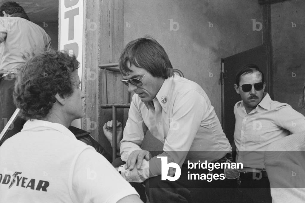 Bernie Ecclestone talking to a mechanic, Italy, 1977 (b/w photo)