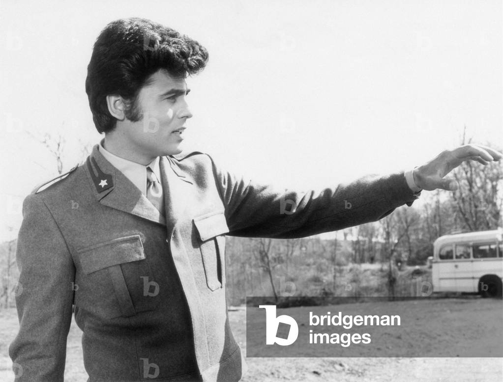 Little Tony into the shoes of a soldier, Italy (b/w photo)