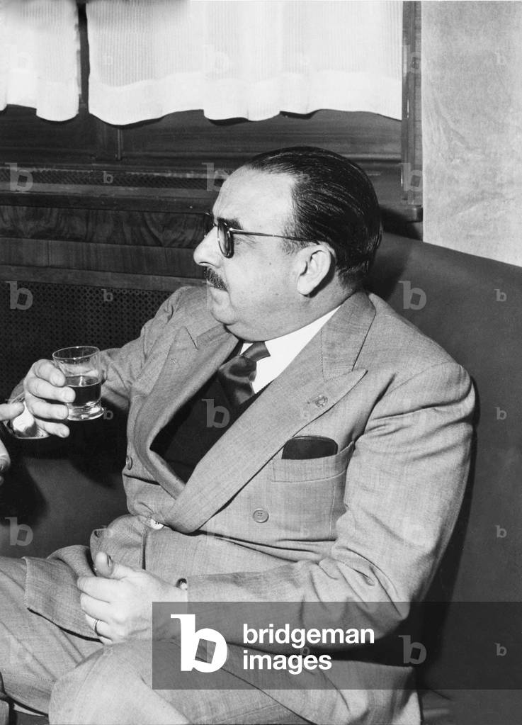 Alessandro Cutolo holding a glass of liquor, Italy, 1960 (b/w photo)