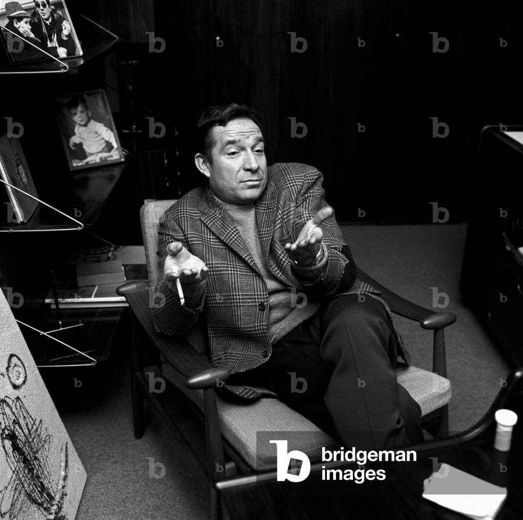 Ugo Tognazzi talks and gesticulates