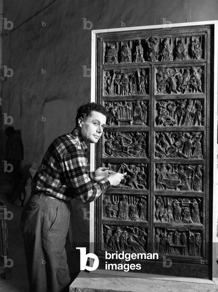 Portrait of Luciano Minguzzi next to the scale model of Milan Cathedral fifth door