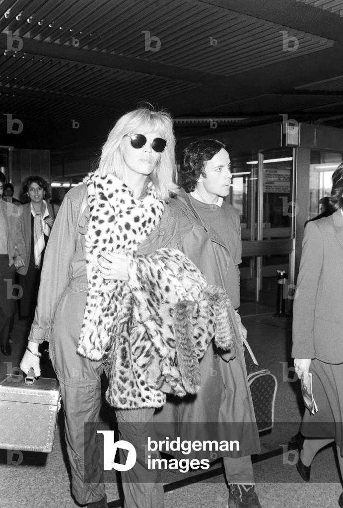 Amanda Lear and Alain-Philippe Malagnac in Fiumicino airport, Italy, 1985 (b/w photo)
