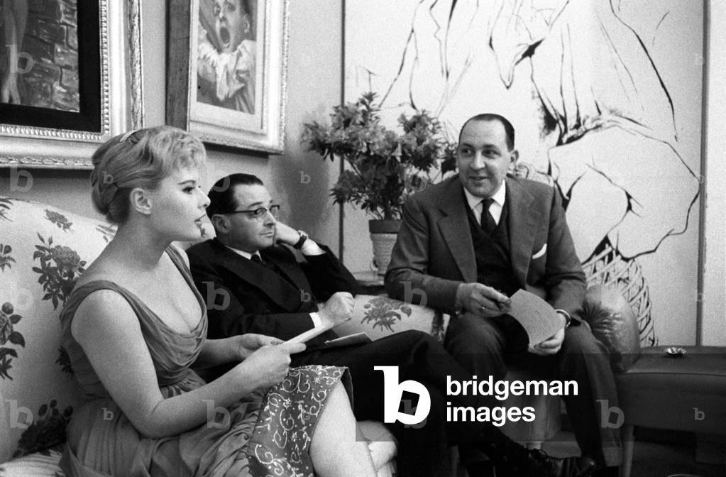 Marisa Allasio, Emilio Servadio are Giorgio Vecchietti chatting while seated in a sofa