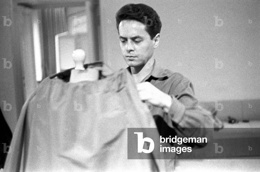 Roberto Capucci shaping a cloth put on a dummy