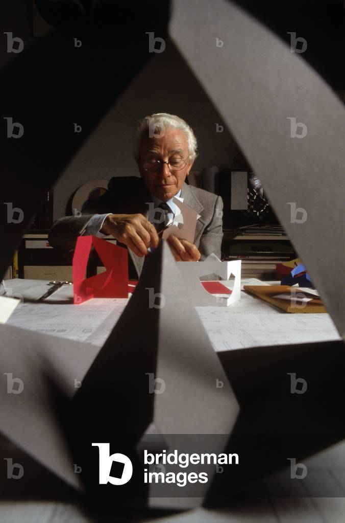 Bruno Munari working at a chair model, 1970s (photo)