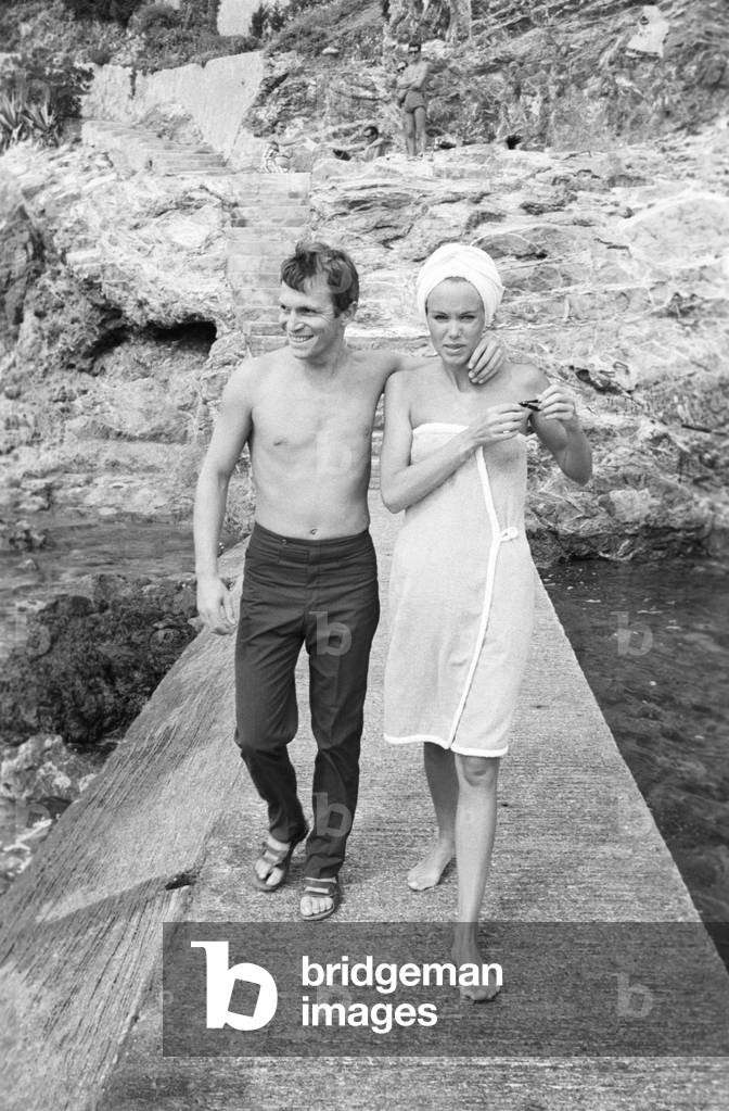 Ellen Kessler - one of the well-known German dancers - with the actor Umberto Orsini, Italy, 1964 (b/w photo)