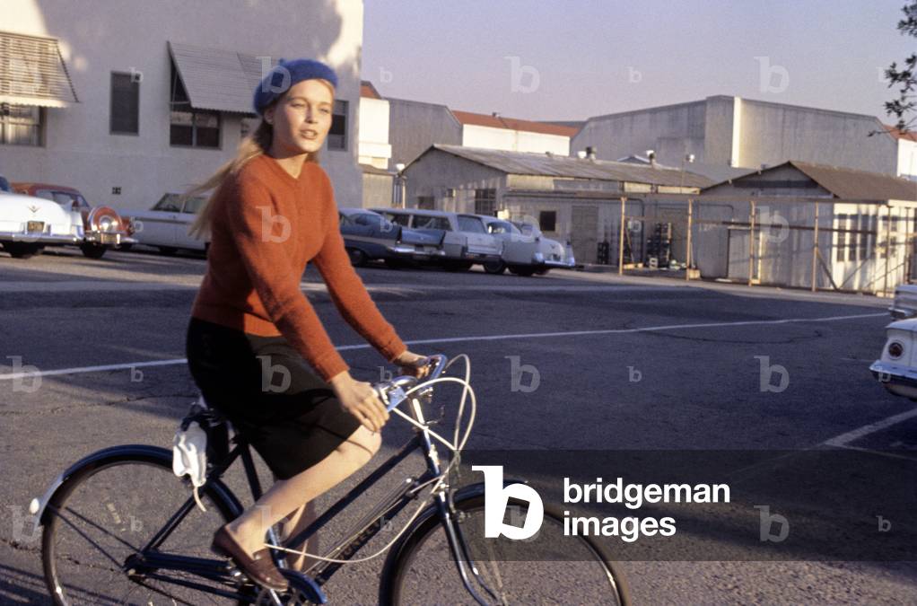 Mia Farrow posing, USA, 1964 (photo)
