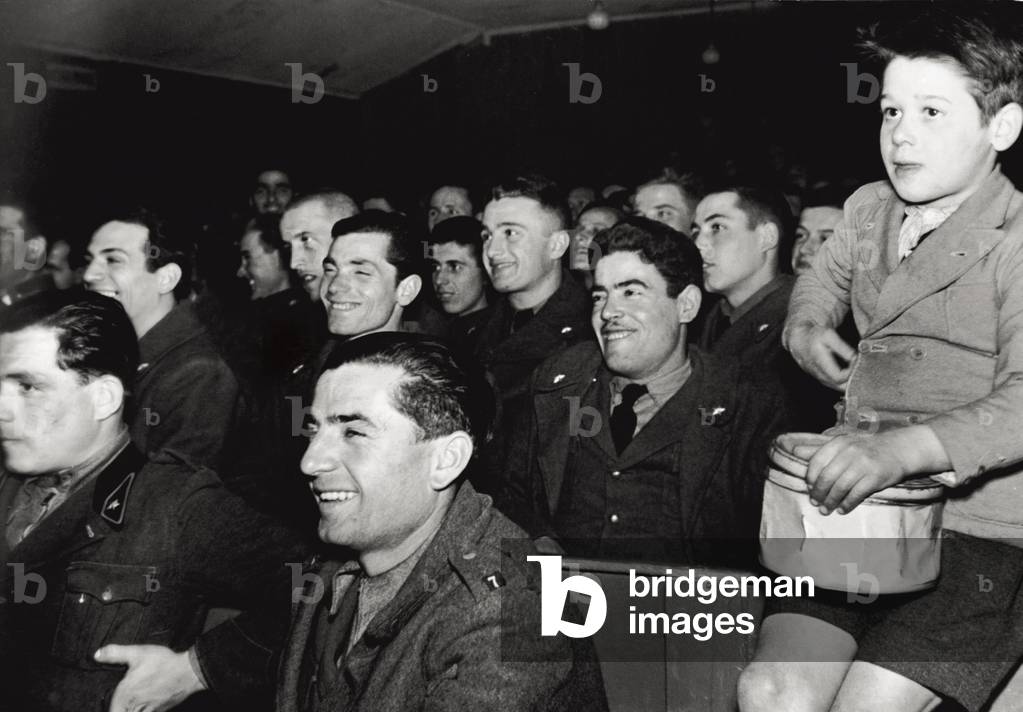 Troop soldiers watching a show of the Teatro Viaggiante