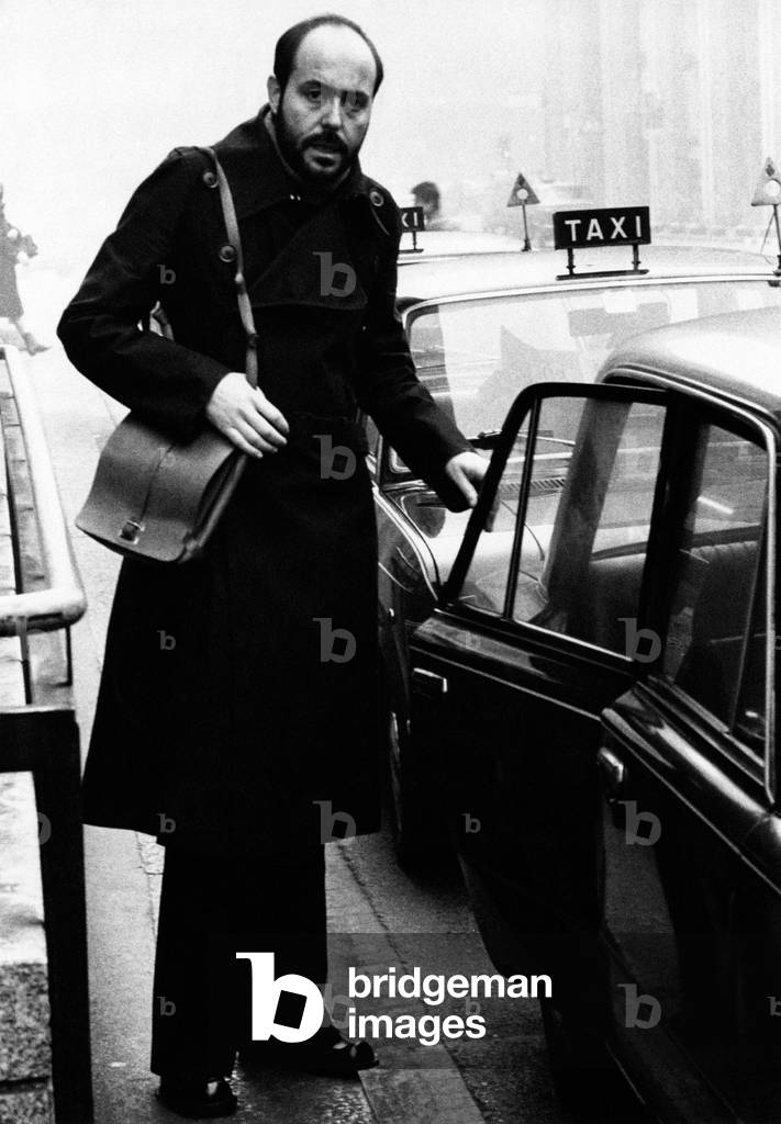 Elio Fiorucci beside a taxi