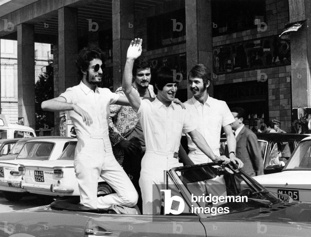 I Giganti greeting their fans at Cantagiro