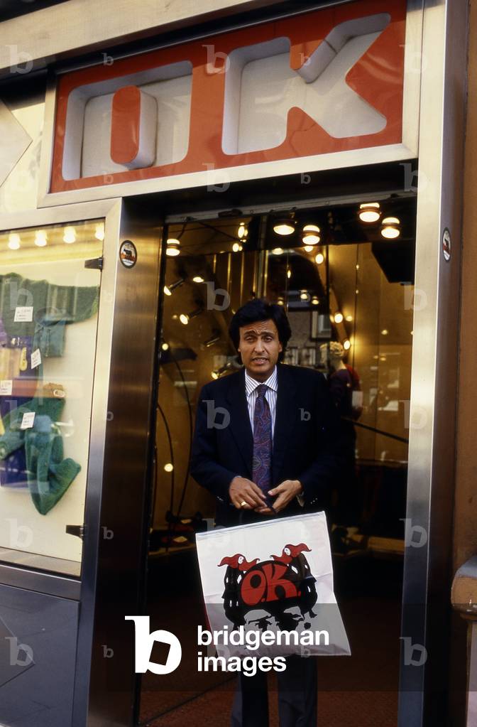 Gigi Sabani getting out a store