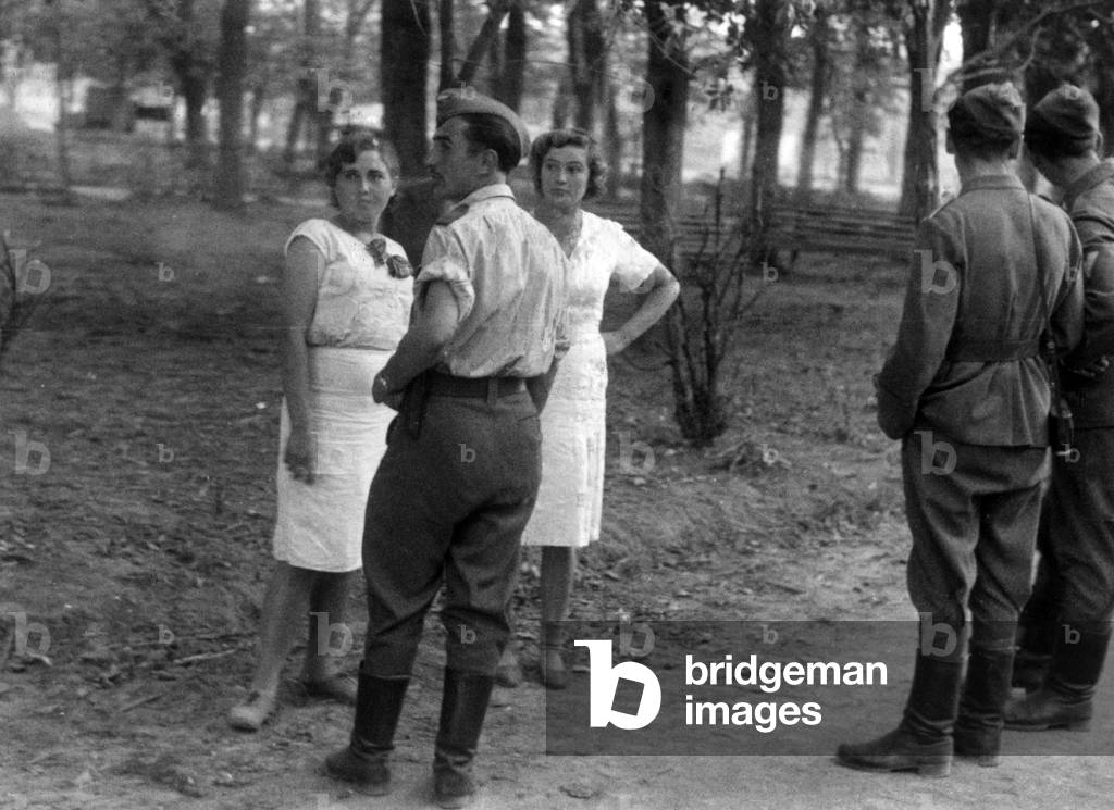 German soldiers and Russian women