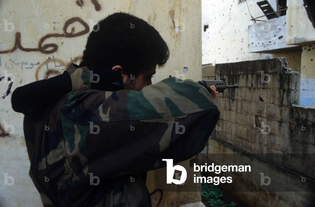 Shiite militiaman aiming a light machinegun