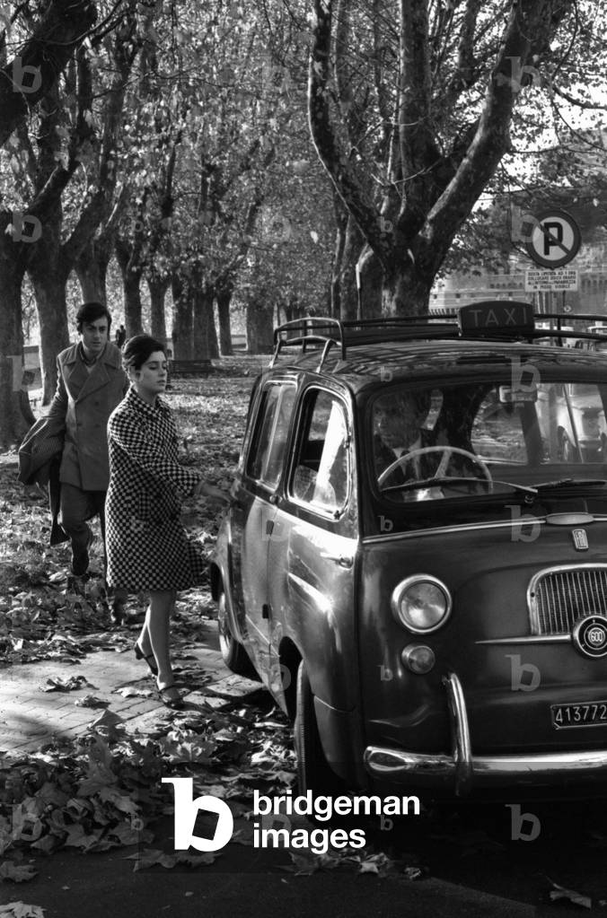 A woman getting into a taxi after a separation, Italy