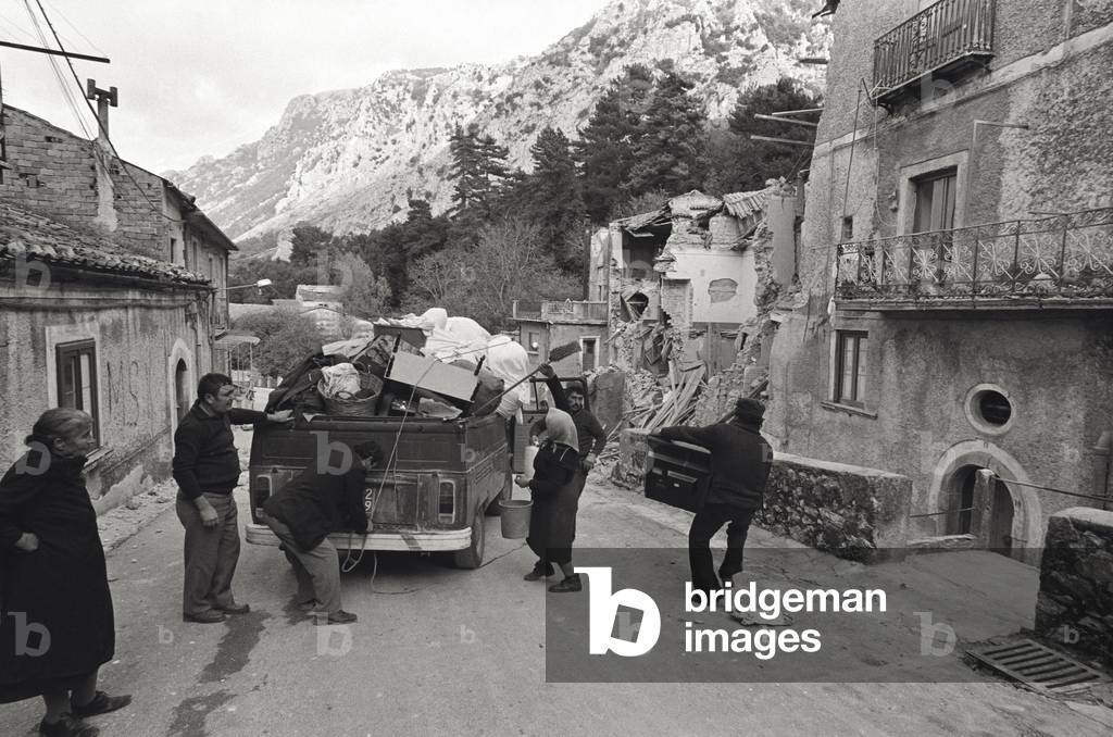 Some people are loading their personal belongings into a van, 1980 (b/w photo)