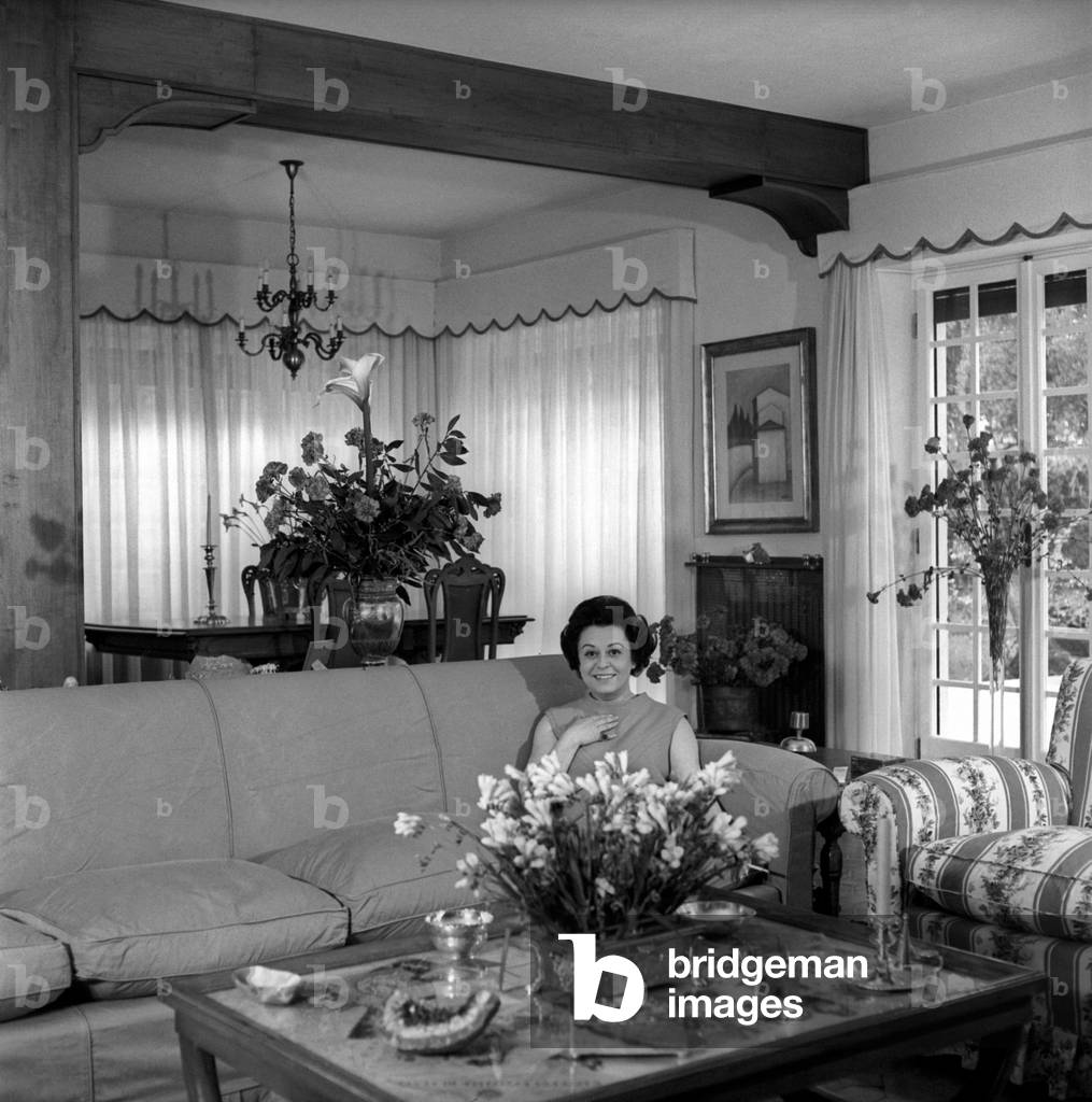 Giulietta Masina in her living room
