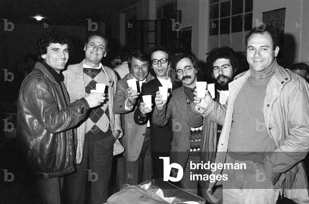 Lello Arena, Maurizio Nichetti, Roberto Benigni, Marco Messeri, Renzo Arbore, Carlo Verdone and Massimo Troisi on the set of Morto Troisi, viva Troisi!, Italy, 1982 (b/w photo)
