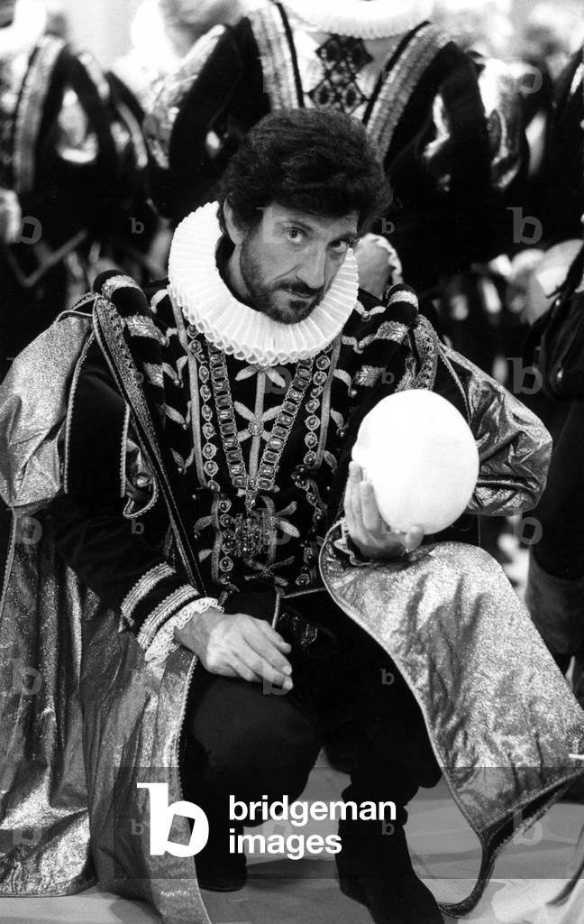 Gigi Proietti playing Hamlet