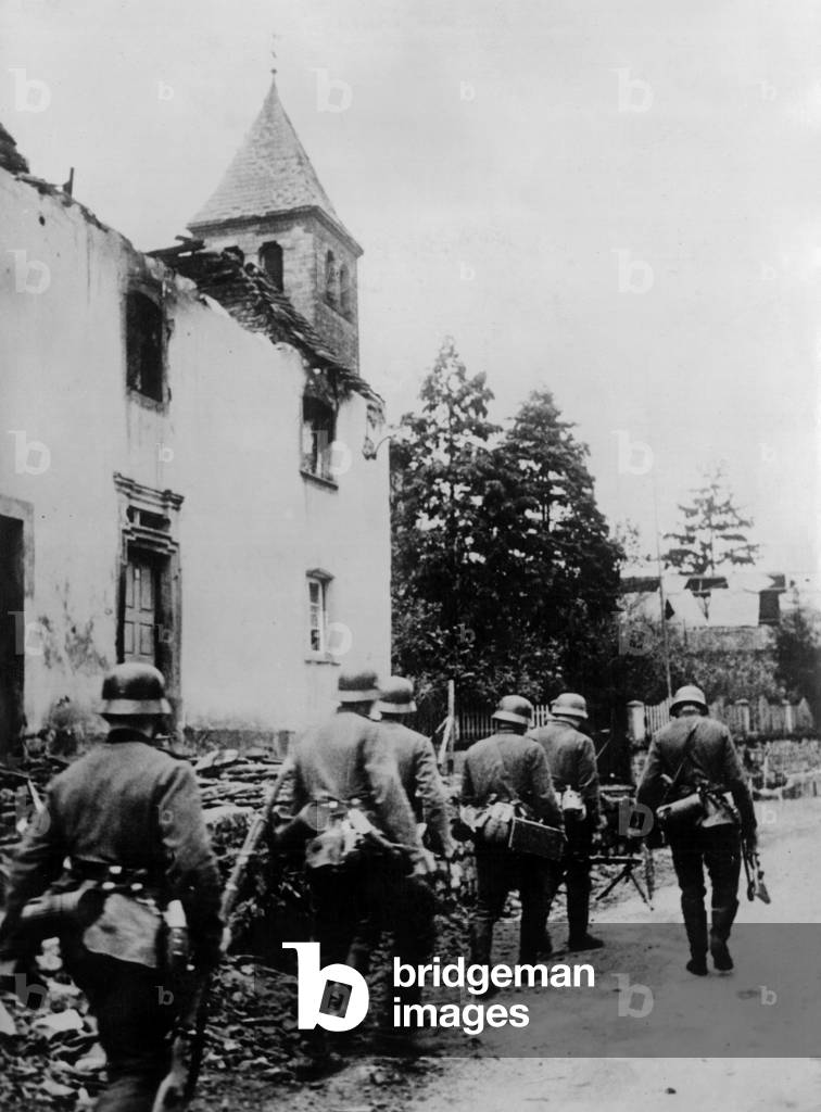 German soldiers between the ruins