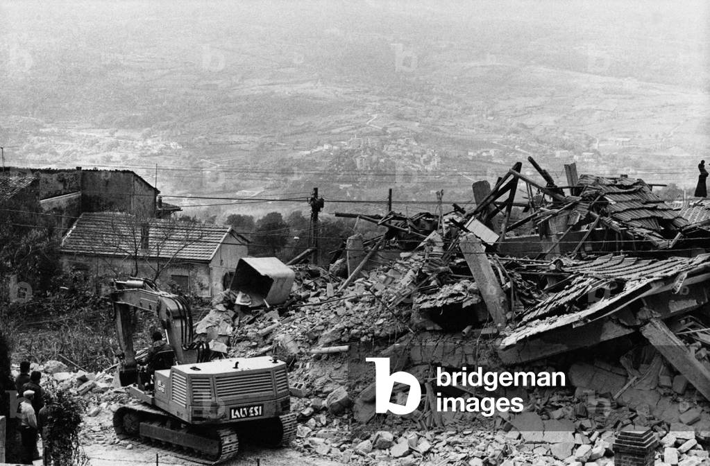 A scraper among the rubble of the Irpinia earthquake