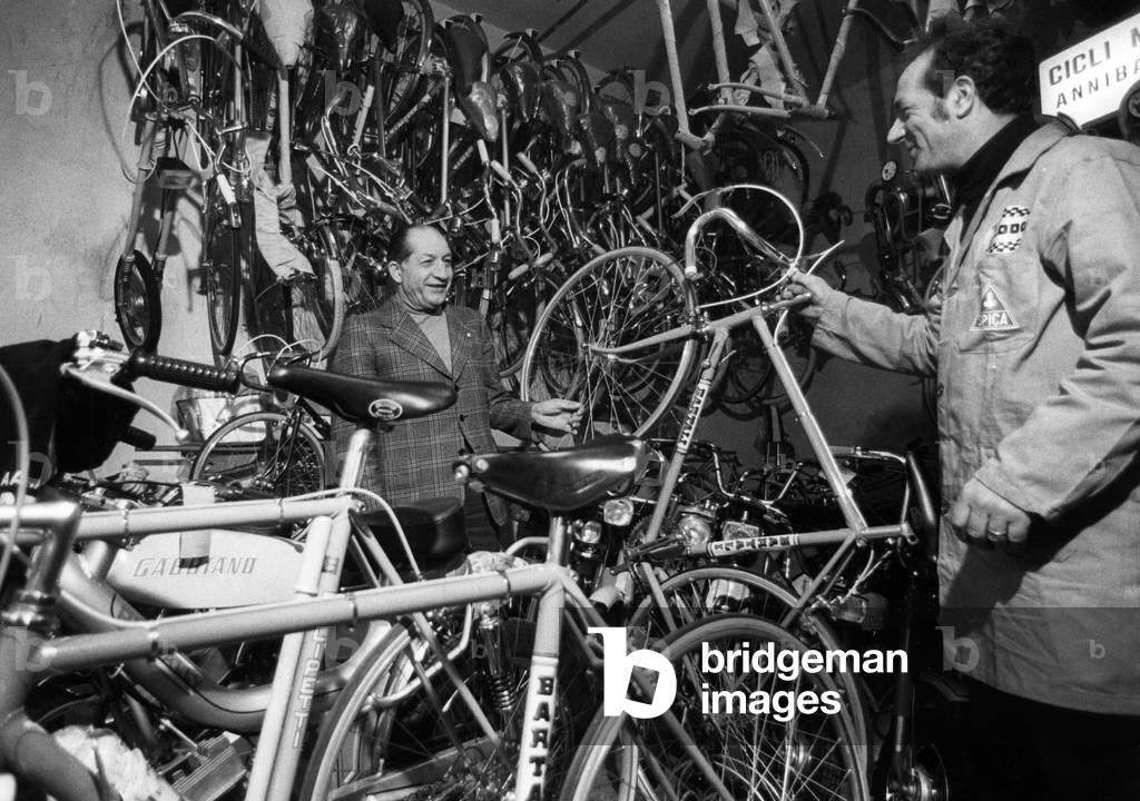 Gino Bartali with a mechanic