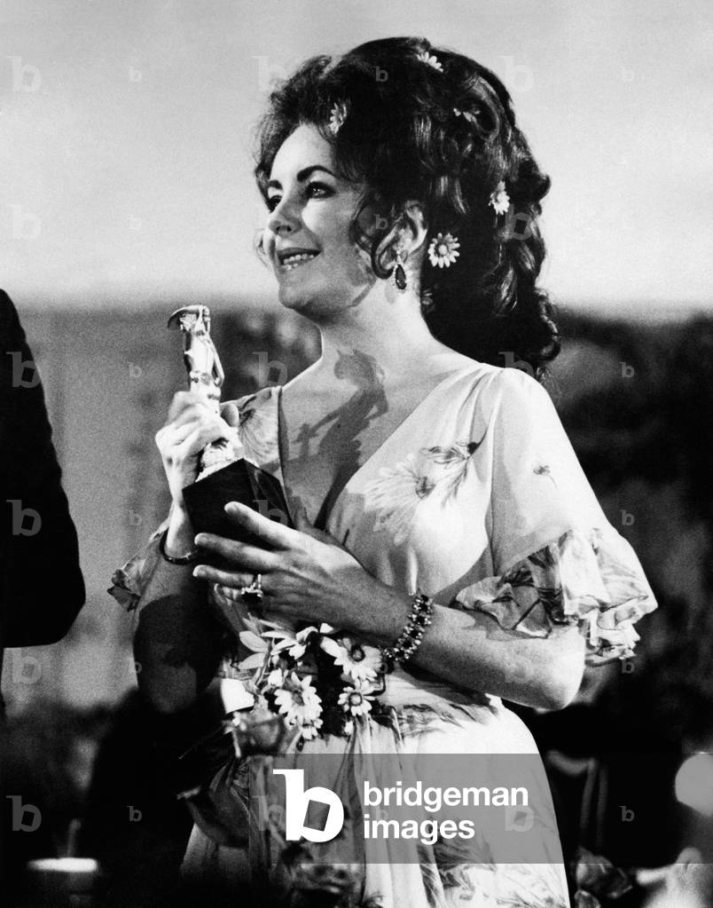 A smiling Elizabeth Taylor with the David di Donatello Award