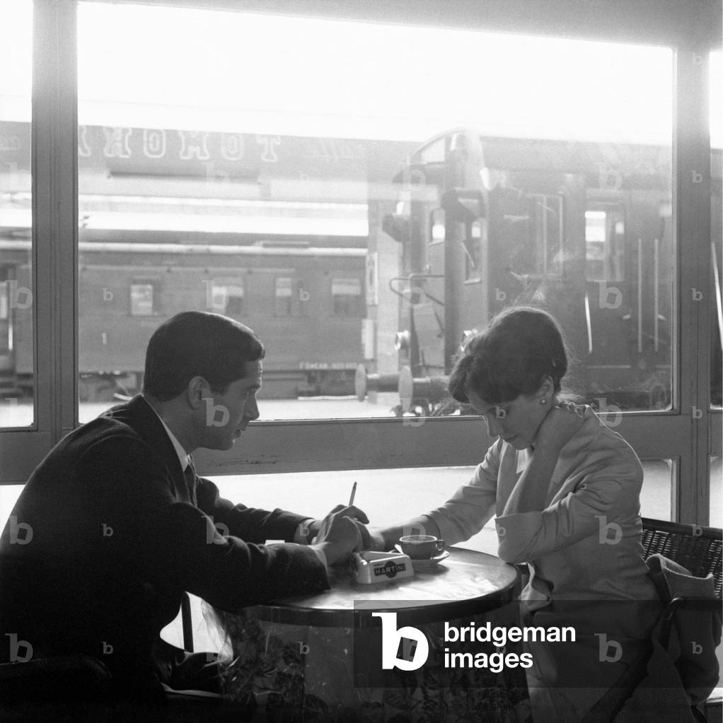A couple chatting at the table of a café, Italy