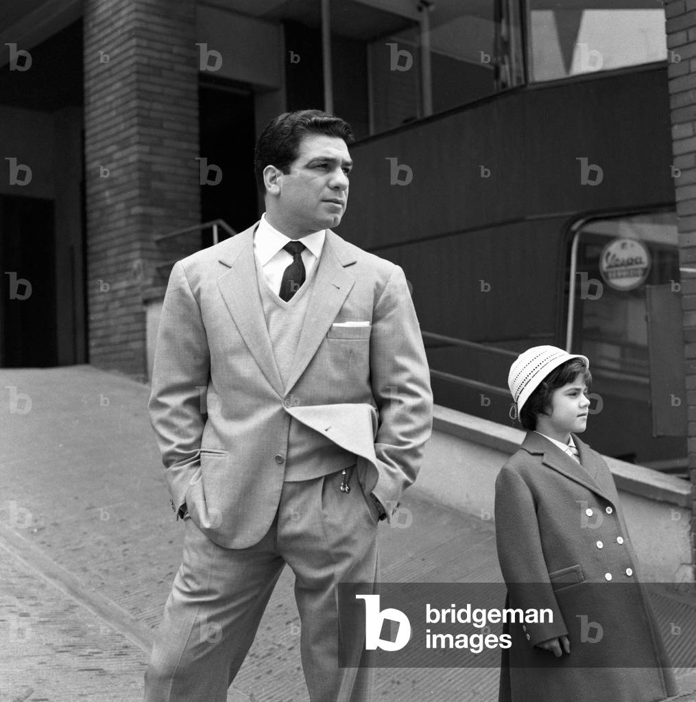 Duilio Loi and his daughter in a street