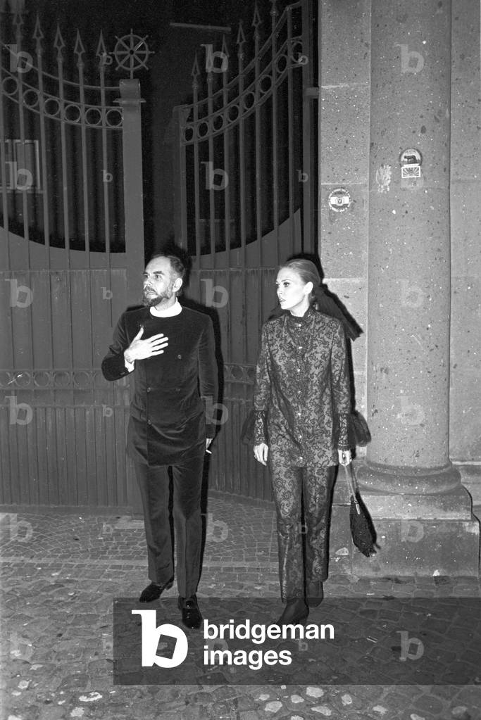 Faye Dunaway and Jerry Schatzberg coming out of the Excelsior hotel (b/w photo)