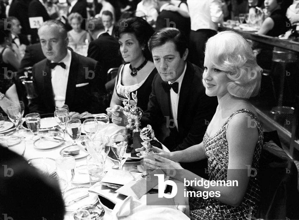 Marcello Mastroianni, his wife Flora Carabelli and Carroll Baker at the Golden Globe Award ceremony, United States, Los Angeles, 1965 (b/w photo)